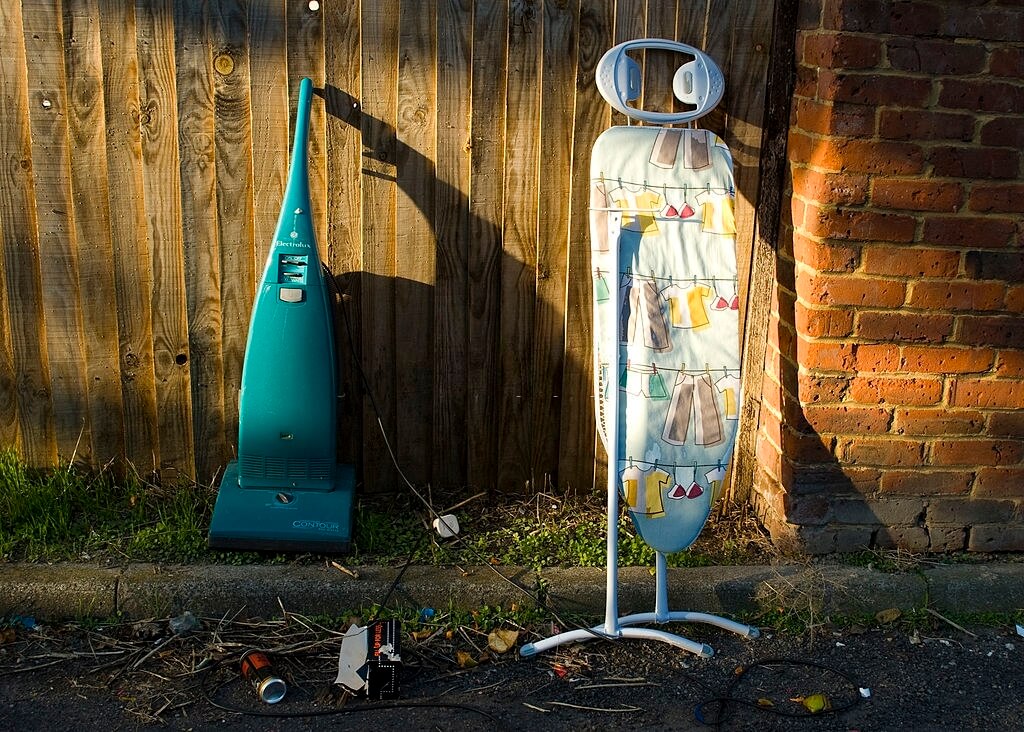 kolorowa deska do prasowania na podwórku